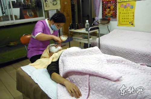 美容师陈双(shuāng)宇为她的顾客美容 美容(róng)师陈双宇(yǔ)为(wéi)她的顾客美容